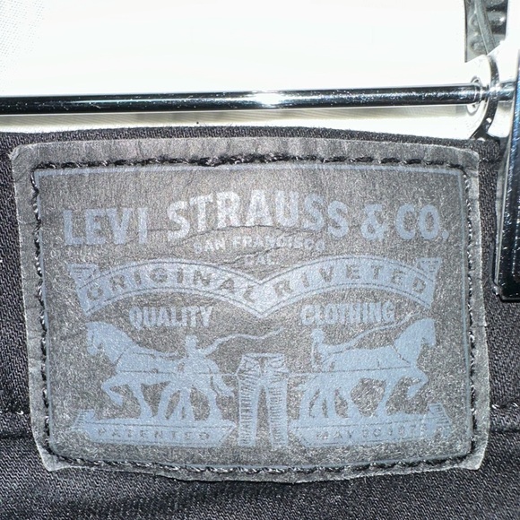 Levis Size 25 - Picture 4 of 5